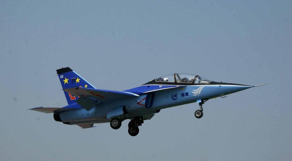 一起去了解下L15型超音速高级教练机吧