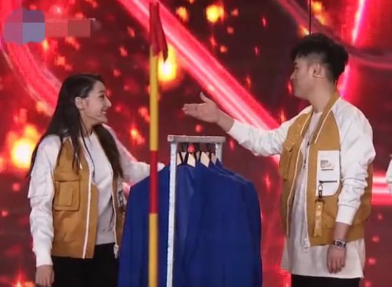 浙江跨年演唱会:迪丽热巴玩游戏嫌衣服丑,还是