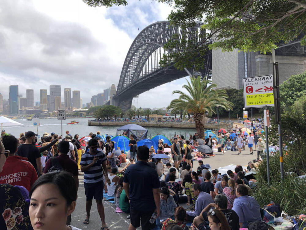 为看世界最壮观跨年烟火:有人晒爆皮有人扎营