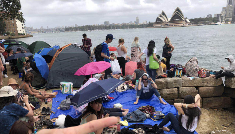 为看世界最壮观跨年烟火:有人晒爆皮有人扎营