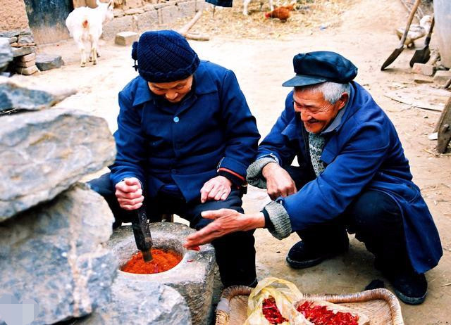 3个儿媳伺候老人同样喂老人喝粥,老人财产为何