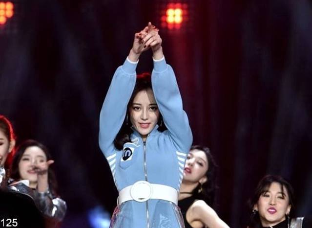 浙江卫视跨年:迪丽热巴性感献舞!网友却说:白期