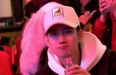 仙洋生日跪拜父母!阿哲献唱。生日现场石头花