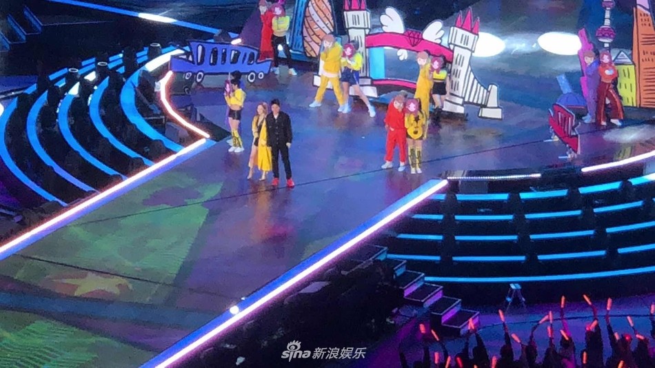 东方卫视跨年晚会 贾乃亮李小璐亲密合唱