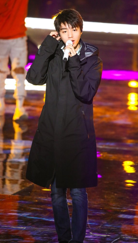 王俊凯现身彩排现场,黑色风衣太帅气,网友直呼