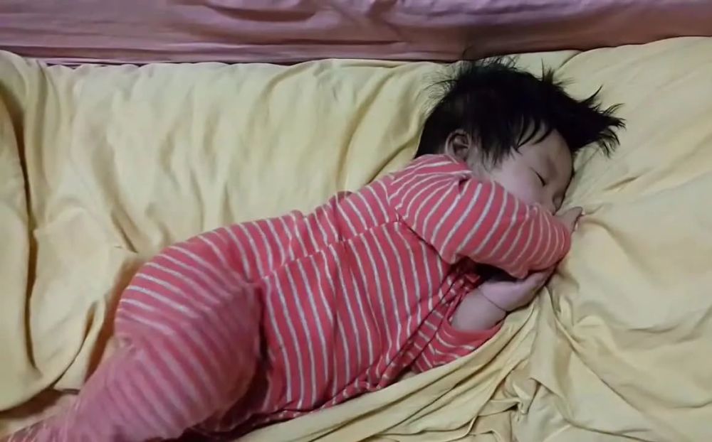 妈妈把孩子哄睡后,无意中看了一眼宝宝,差点把