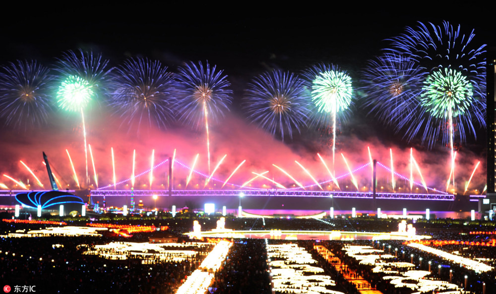 跨年夜 大连星海湾大桥首秀音乐烟花迎新年、