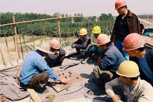 农民工去城市,保安看不起人,经理出来后,保安傻