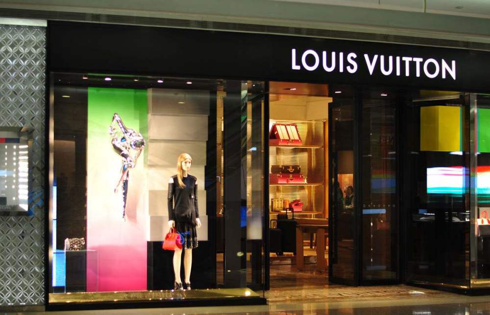 服装店门口放了3个字销量翻了三倍,测试下你会不会进店?