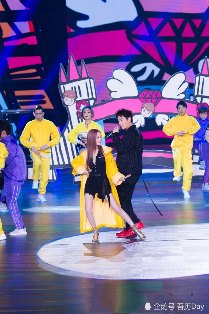 秀恩爱!贾乃亮李小璐合唱《全部都是你》,甜馨