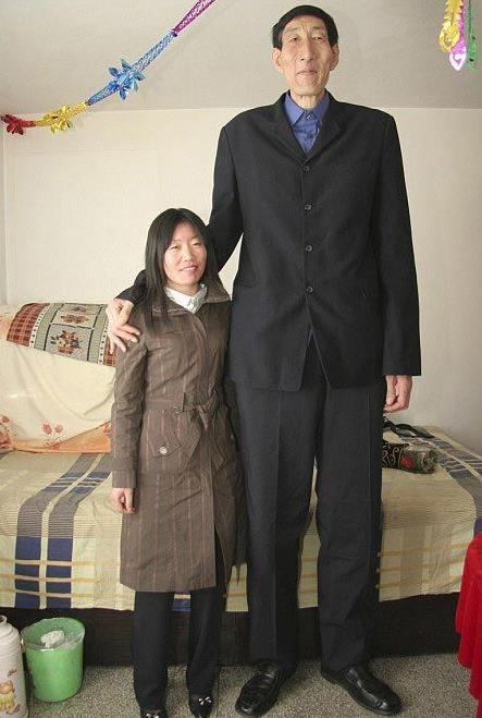 中国第一巨人鲍喜顺:57岁结婚,婚后一年有了孩子