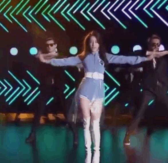 厉害了!杨颖多次撞衫迪丽热巴竟不输,她们跨年