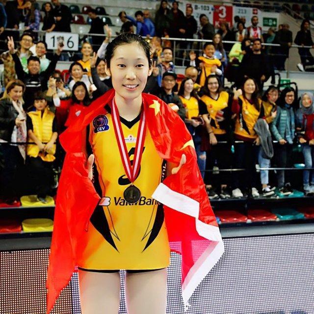 中国体坛第一偶像出炉!朱婷手遮日本国旗引抱