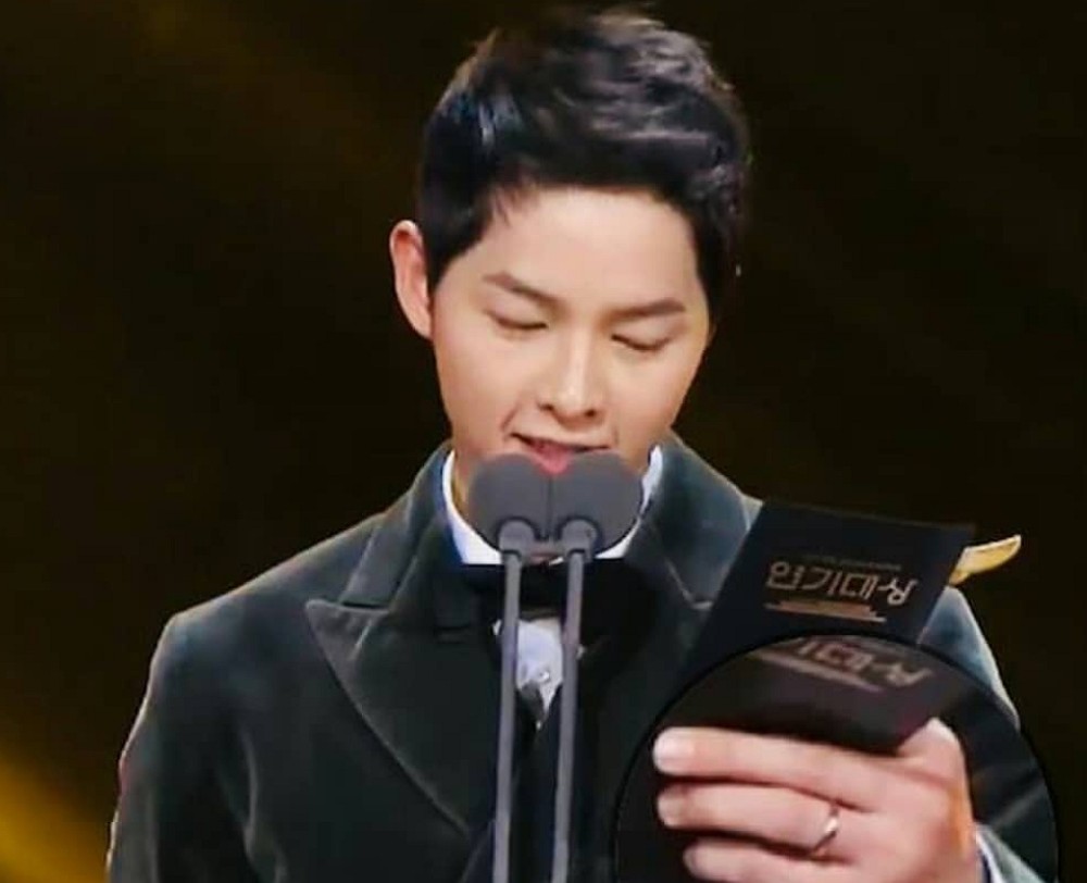 宋慧乔素颜自拍迎新年,15岁校服旧照曝光太清