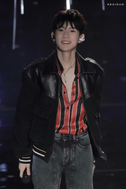 跨年夜!贾乃亮夫妇尬唱丽颖凡凡相拥