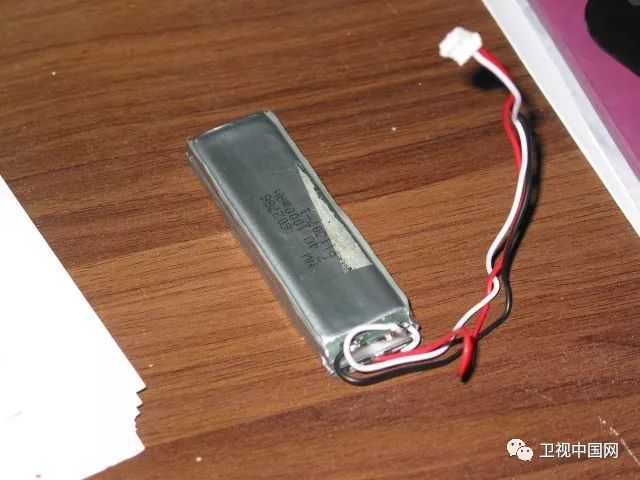 这里要注意绝缘问题,不要让电池正负极接触上了,防止损伤电池.