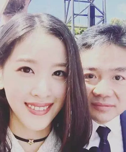 素颜的章泽天与老公逛超市 爆料两人买了一只鸡
