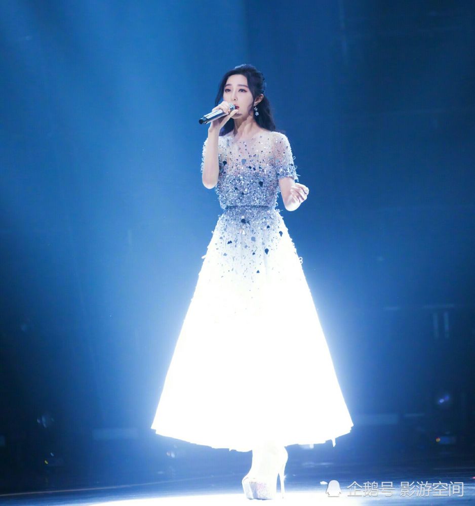 范冰冰踩恨天高开唱,赵丽颖平底小白鞋不输冰