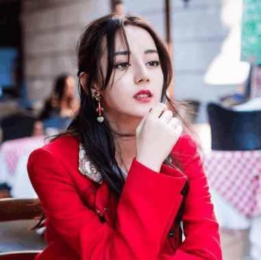 《一千零一夜》剧照曝光,迪丽热巴身穿驼色大