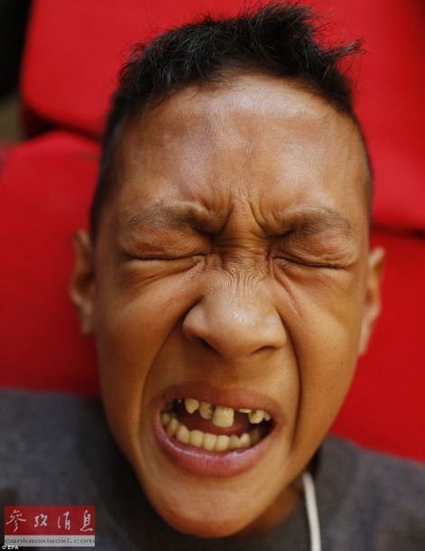 菲律宾300名少年课桌上进行割礼 同学惊恐围观