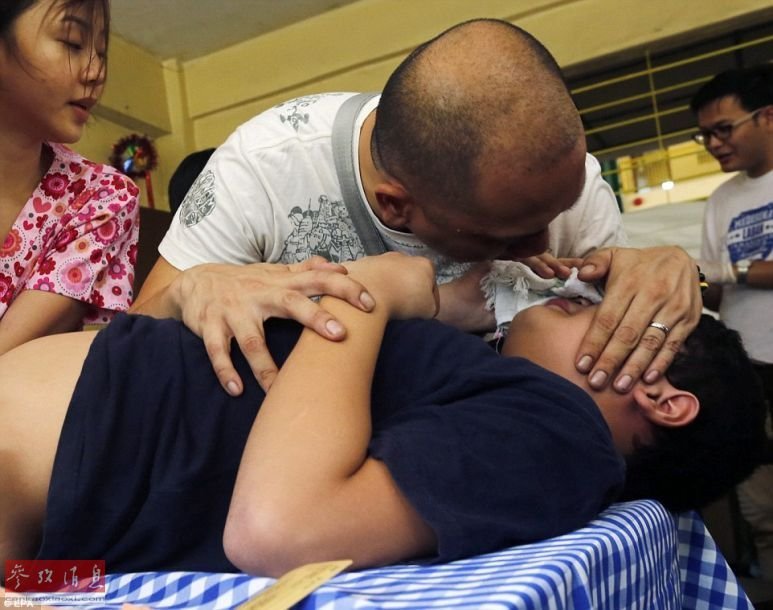 菲律宾300名少年课桌上进行割礼 同学惊恐围观