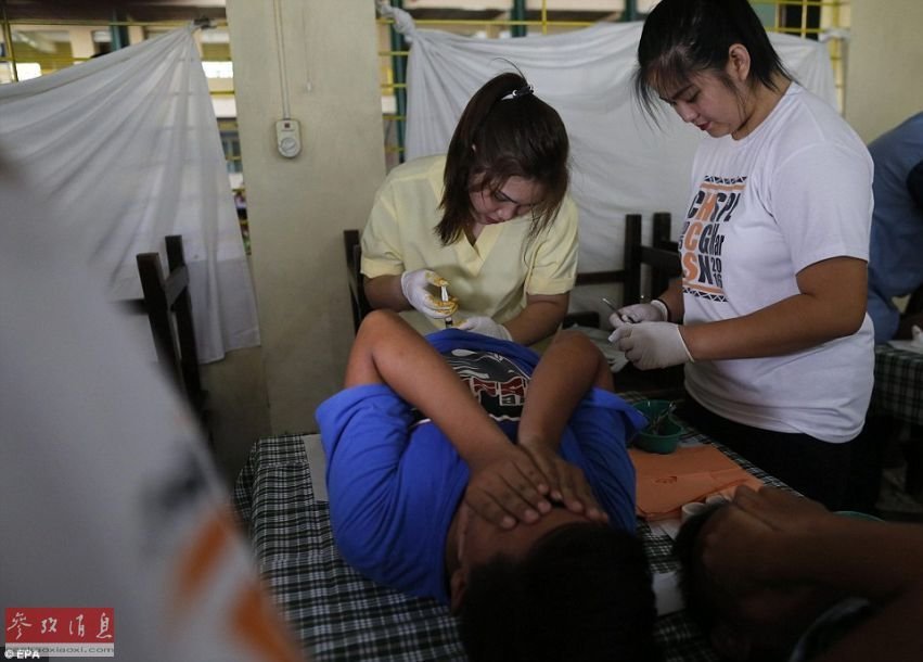 菲律宾300名少年课桌上进行割礼 同学惊恐围观