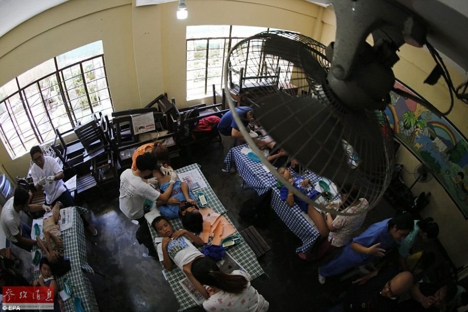 菲律宾300名少年课桌上进行割礼 同学惊恐围观