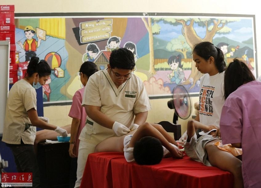 菲律宾300名少年课桌上进行割礼 同学惊恐围观