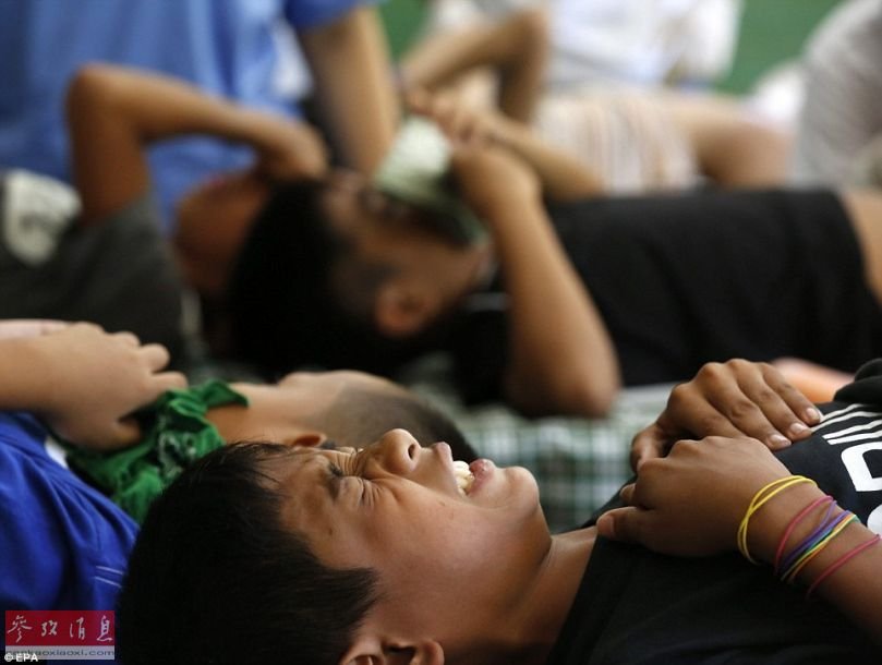 菲律宾300名少年课桌上进行割礼 同学惊恐围观