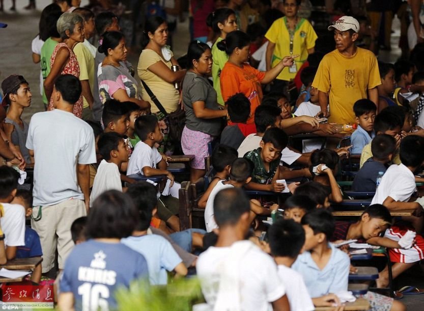 菲律宾300名少年课桌上进行割礼 同学惊恐围观