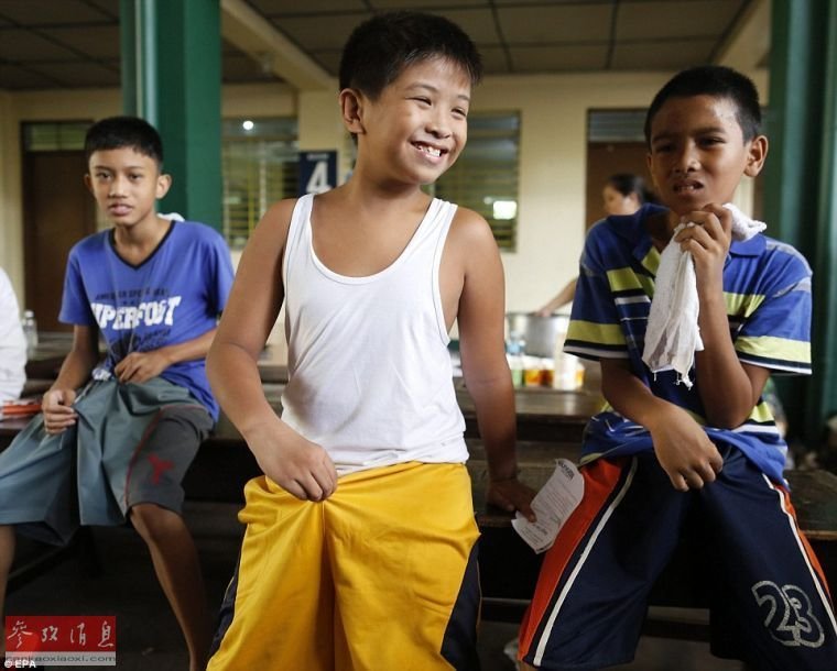 菲律宾300名少年课桌上进行割礼 同学惊恐围观