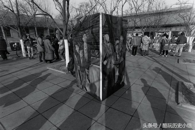 这就是著名的圆明园画家村,比现在北京通州宋庄画家村酒仙桥的798艺术