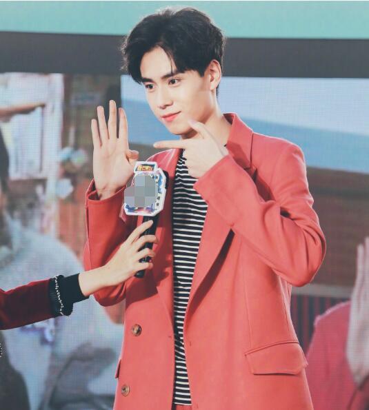 胡一天假唱,邓伦也假唱,演员假唱能获支持吗?