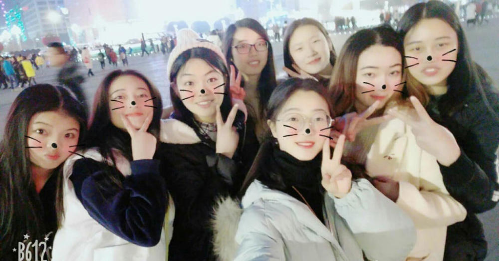 网友"smile佳佳佳佳丽"与众多闺蜜一起跨年.