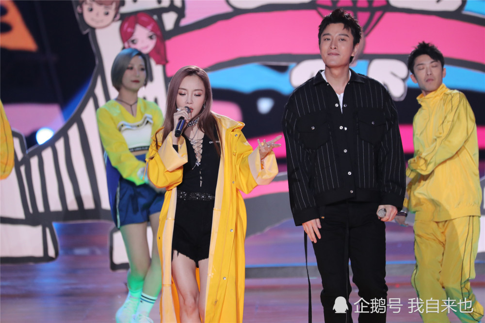 贾乃亮和甜馨在跨年晚会结束后离开 未见李小