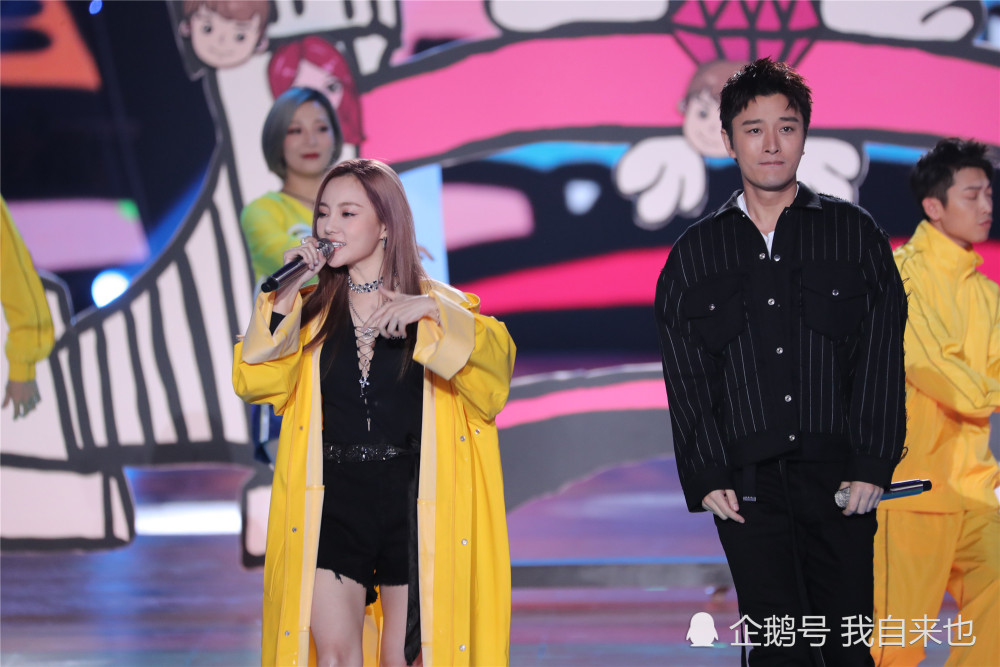 贾乃亮和甜馨在跨年晚会结束后离开 未见李小