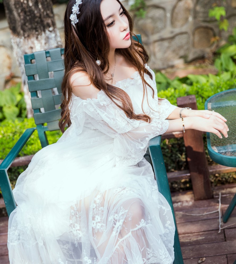 女神李梓熙,头戴花环,身着薄纱长裙,在仙境般的