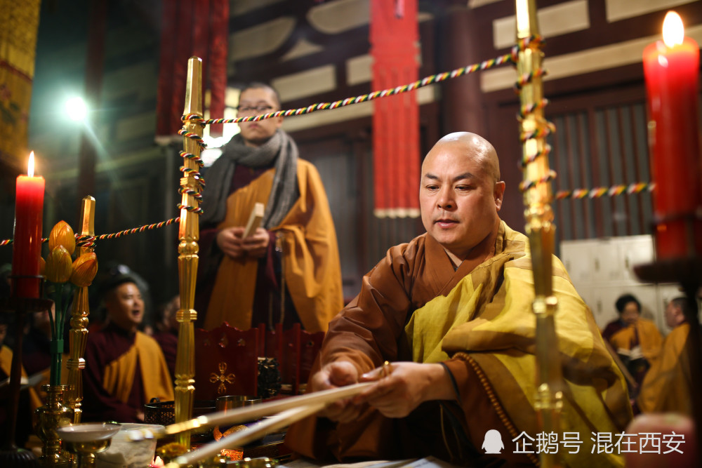宽旭法师正在上香祈福.