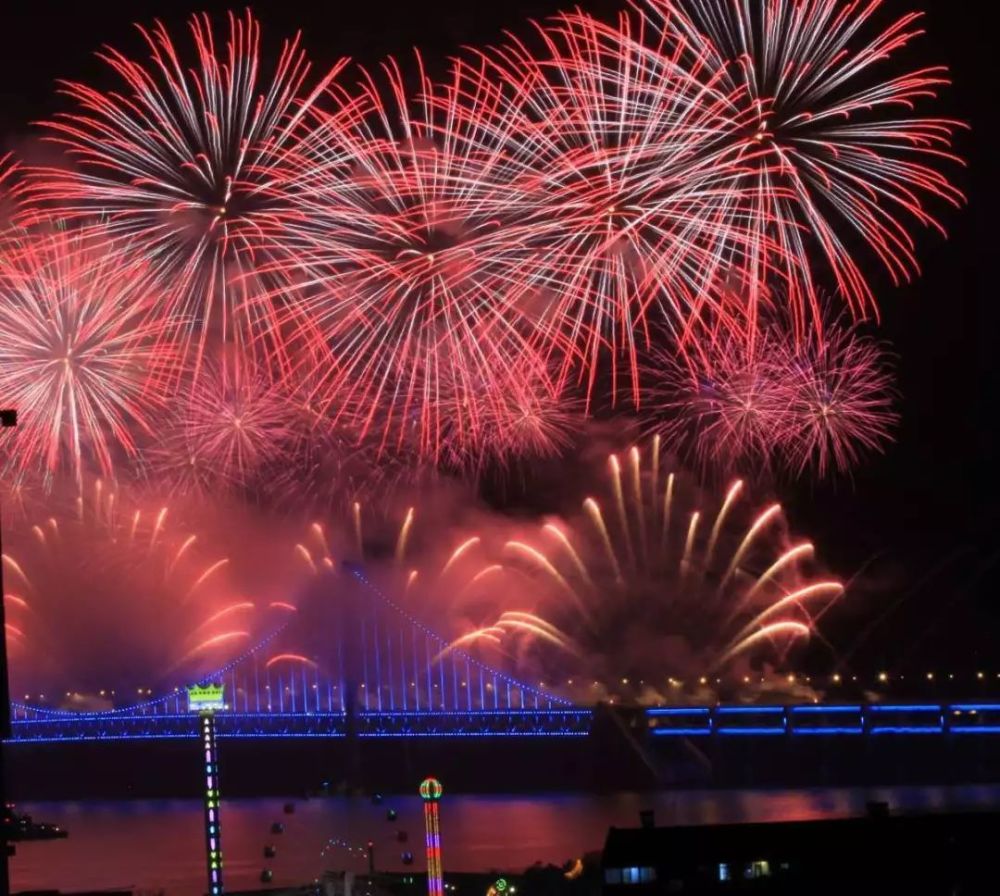 数十万人涌入观看大连跨年烟花:看烟花20分钟