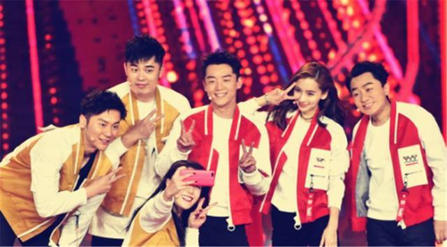 浙江跨年演唱会:迪丽热巴跳舞被吐槽,这也叫跳