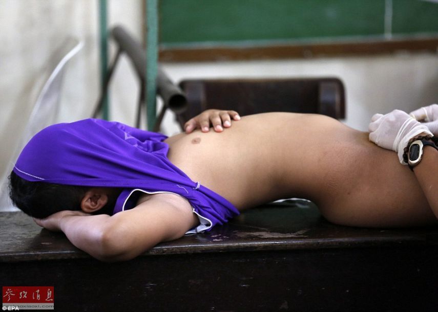 菲律宾300名少年课桌上进行割礼 同学惊恐围观