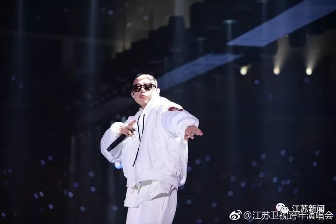 娱乐圈的大半壁江山,全在昨晚江苏卫视跨年演