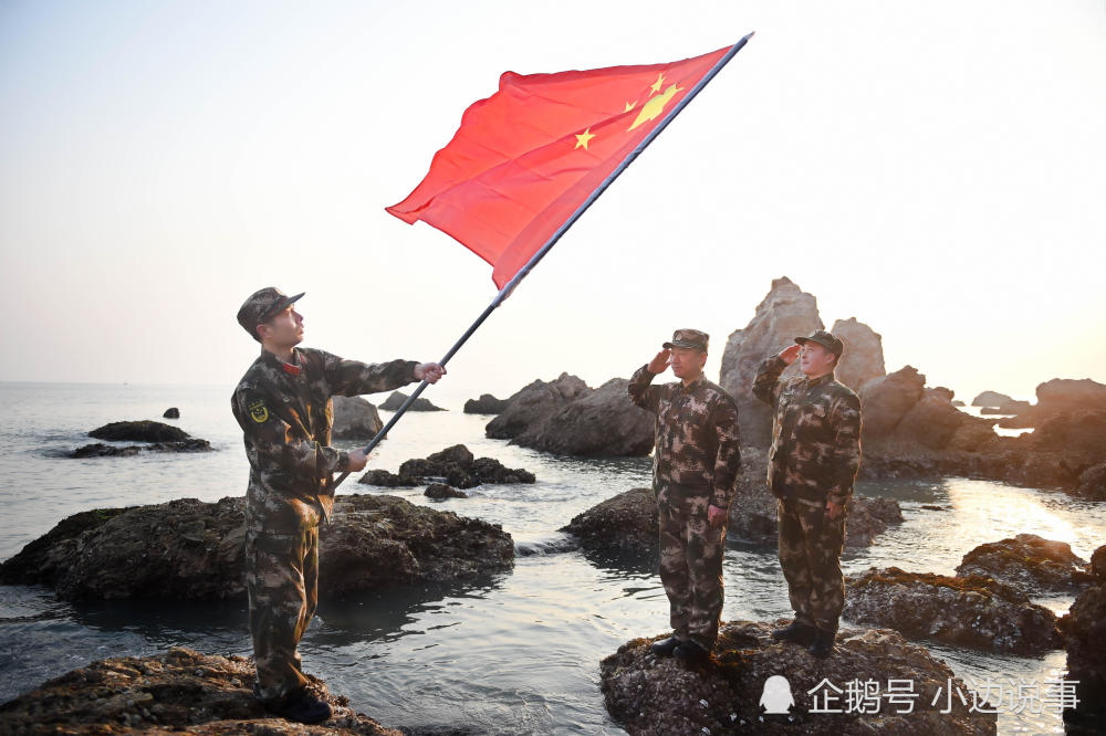 南长山边防派出所官兵们将国旗在岛礁上升起来,并向国旗敬礼