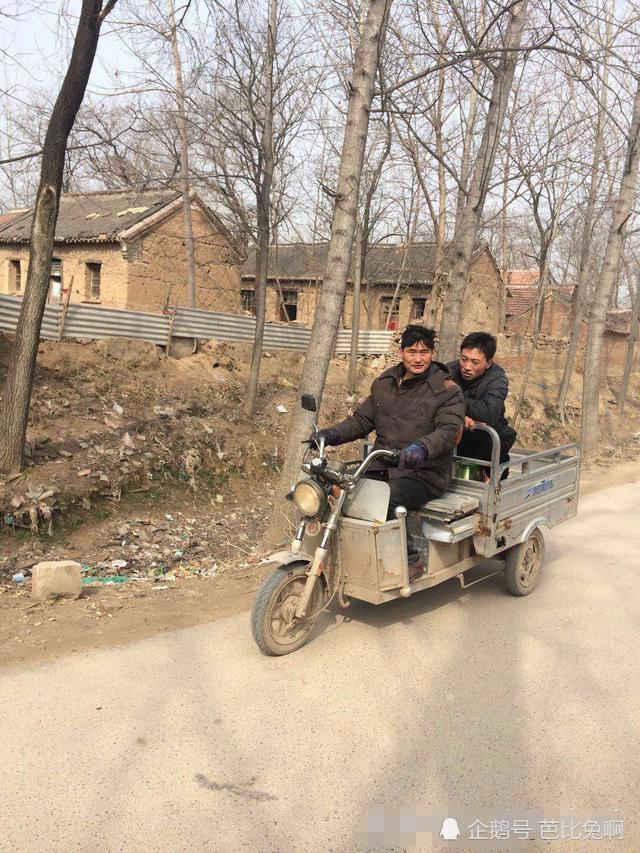 明星过年回家,谁更接地气,靳东坐地摊抽烟,王源