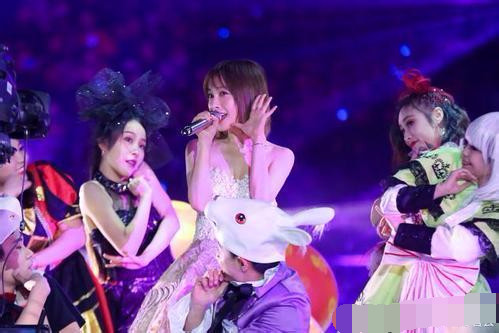 吴昕跨年春晚盛装亮相,惊艳全场!网友:恋爱中的