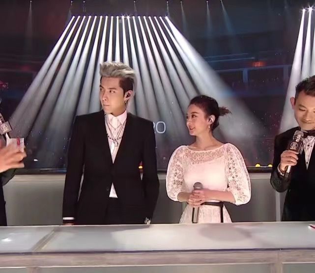 赵丽颖吴亦凡元旦晚会唱歌暗示在一起?网友:动