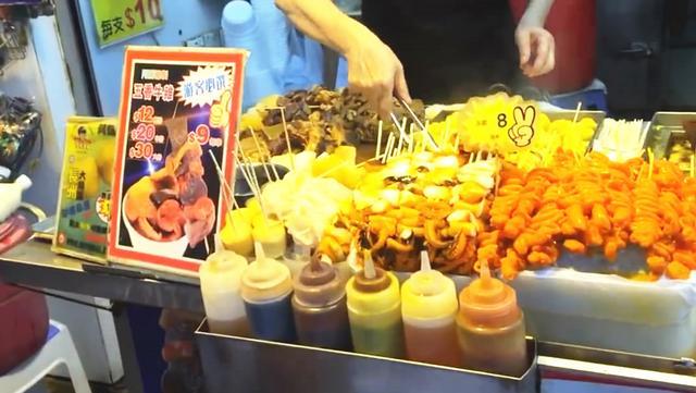 香港美食街的五香牛杂一串才8块钱,满满都是肉