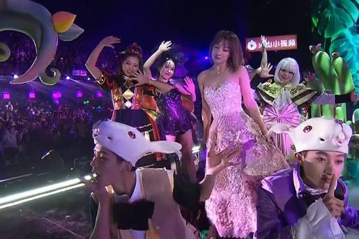 湖南跨年:吴昕化身童话里的公主,台下何炅海涛