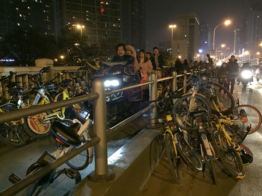 长沙人素质真差!橘子洲大桥跨年夜:共享单车随