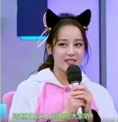 迪丽热巴、冯提莫同上快乐大本营,一个女神一